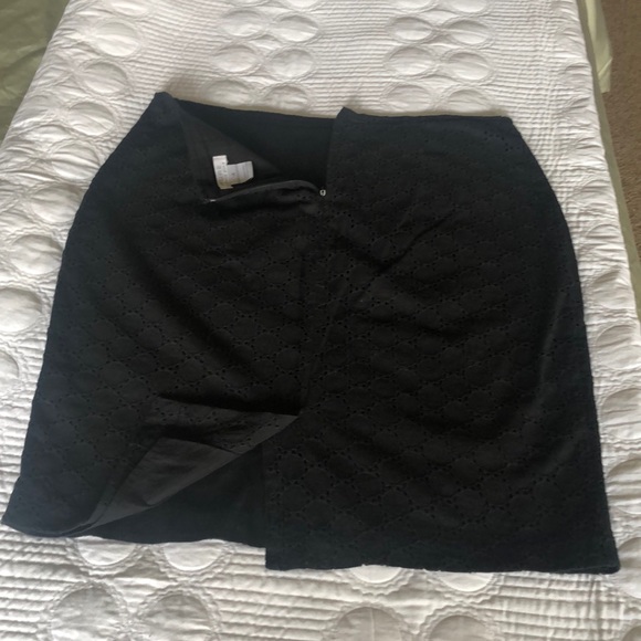 Black mini skirt - Picture 2 of 3